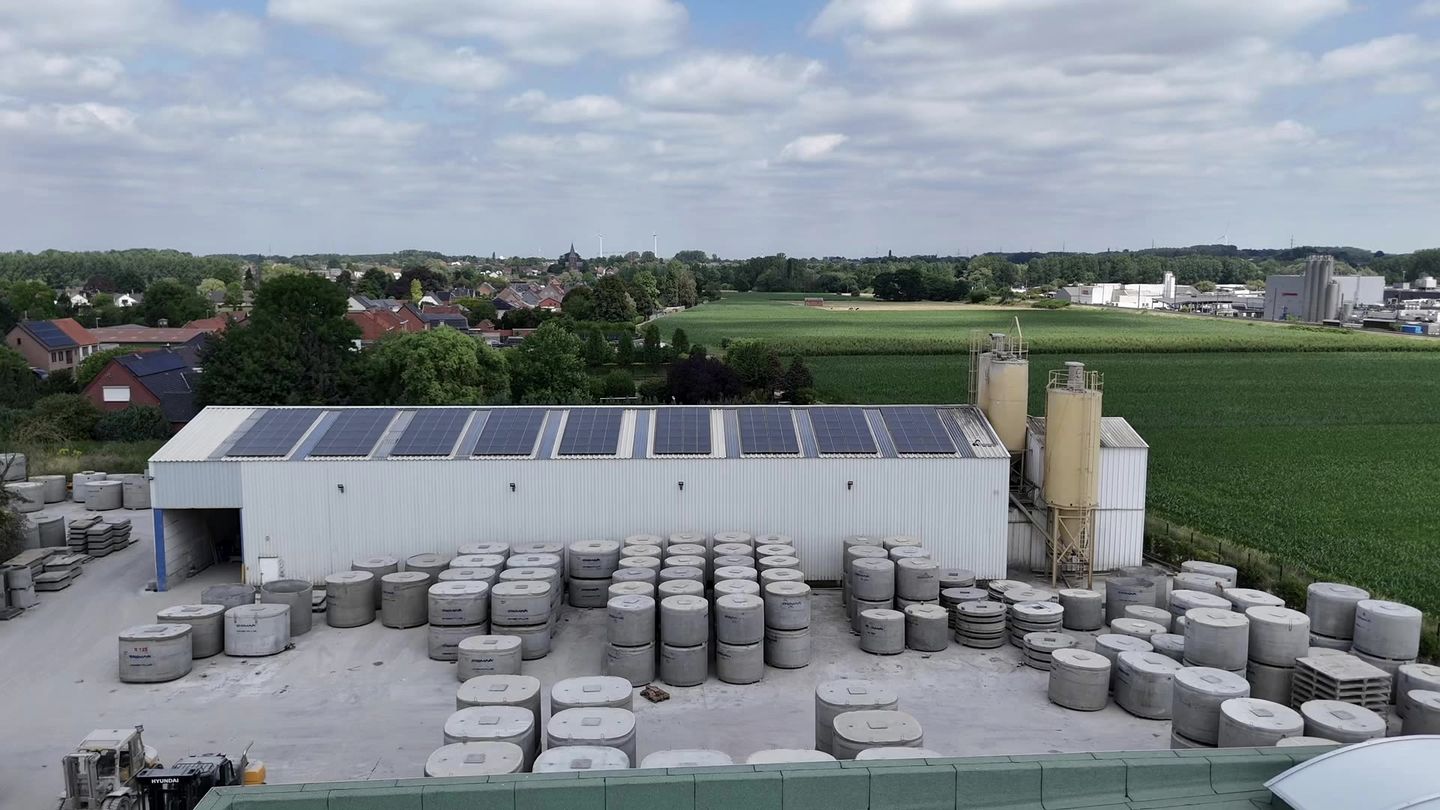 Luchtbeeld van de productiesite van Bemax in Alken met honderden betonputten