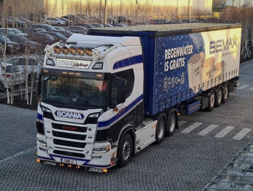 Vrachtwagen van Bemax met de opdruk regenwater is gratis