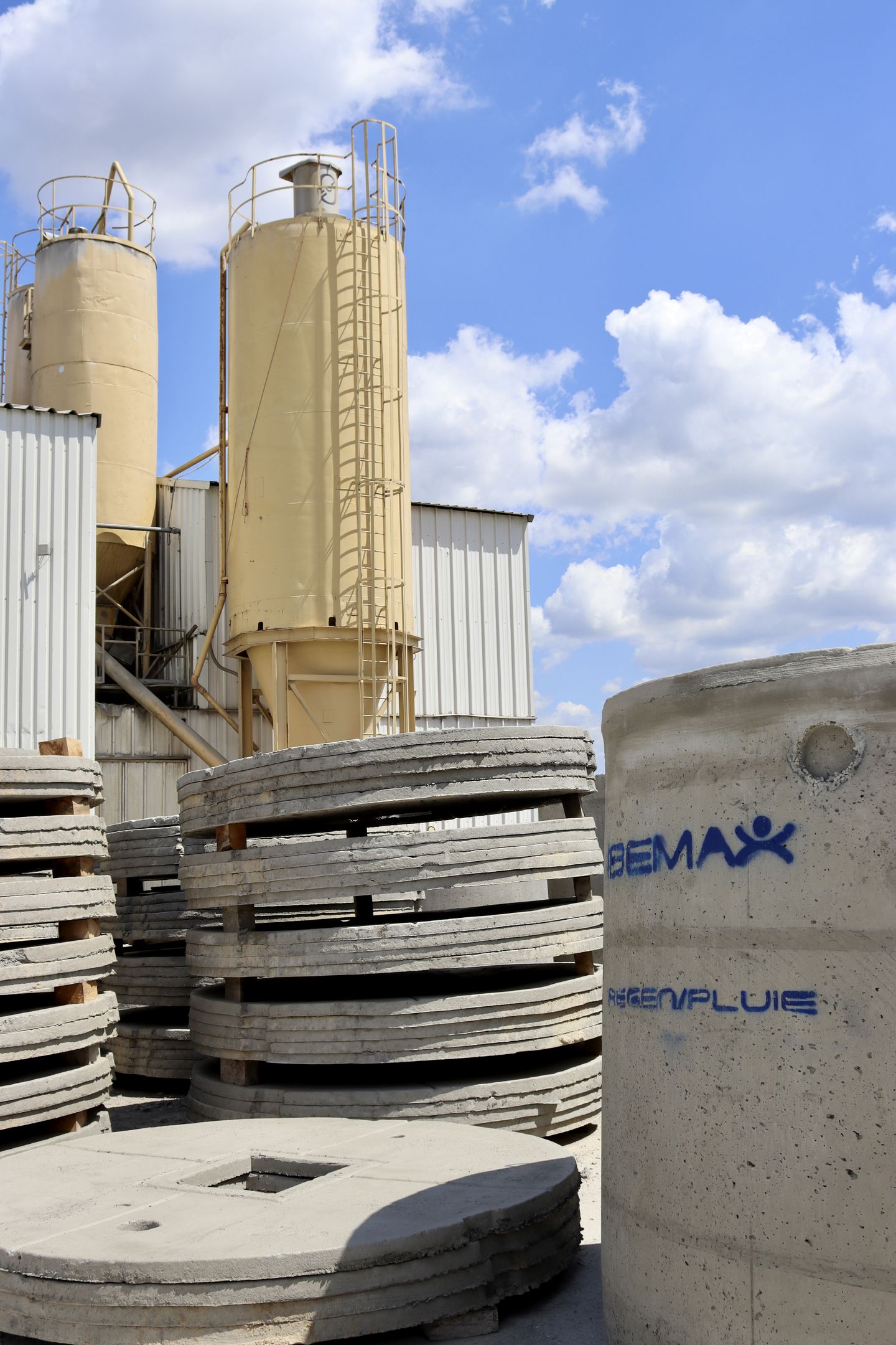 Productiesilo en betonringen op de site van Bemax